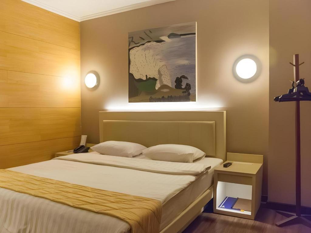 Gajahmada Avara Boutique Hotel Pontianak Extérieur photo