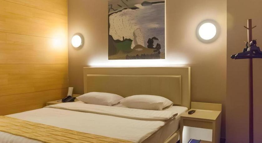 Gajahmada Avara Boutique Hotel Pontianak Extérieur photo